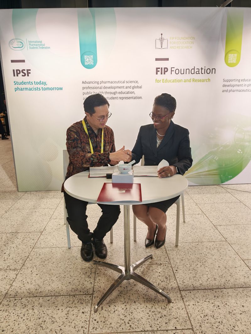 Prof. Tofade with pharmacy professionals